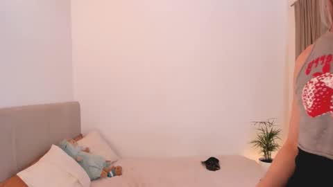 Snapshot of lovelyalison_ chatting on February 2025 09:48:01 PM Alison and Kylian online show from February 2025 09:48:01 PM