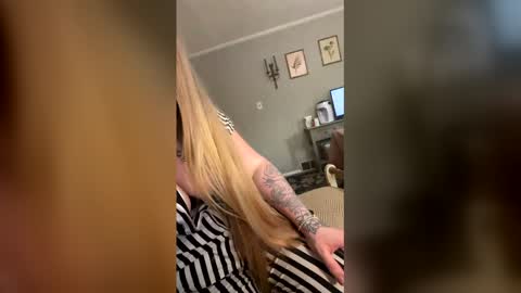 Snapshot of lovetubes1 chatting on April 2026 11:02:02 PM lovetubes1 online show from April 2026 11:02:02 PM