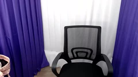 loving_apple19 online show from February 2026 06:22:01 AM