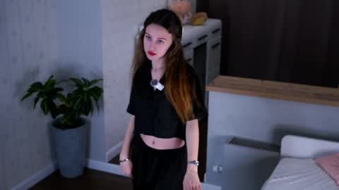 Snapshot of lowmenow chatting on April 2026 11:43:01 AM Amelia online show from April 2026 11:43:01 AM