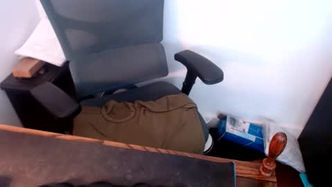 lreed090 online show from April 2026 05:25:01 PM