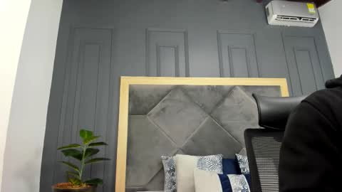 luca_morettii online show from October 2025 12:27:01 PM