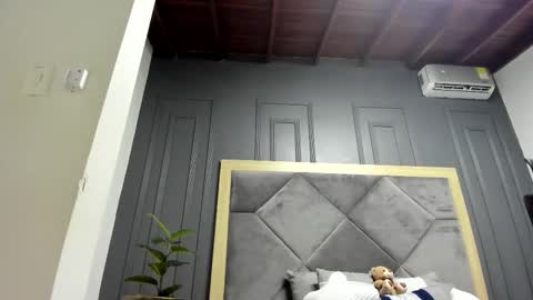 luca_morettii online show from November 2025 12:05:02 PM