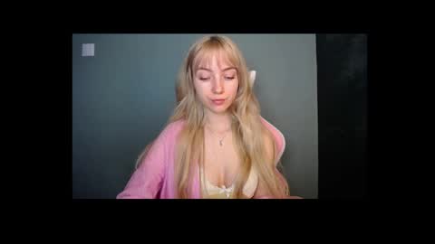 Snapshot of luciacam20 chatting on April 2026 12:18:02 PM Lucy online show from April 2026 12:18:02 PM