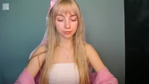 Snapshot of luciacam20 chatting on April 2026 01:41:02 PM Lucy online show from April 2026 01:41:02 PM