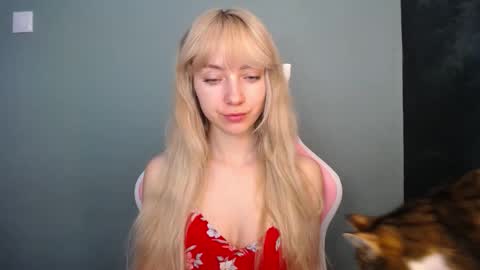 Snapshot of luciacam20 chatting on May 2026 06:52:01 AM Lucy online show from May 2026 06:52:01 AM