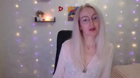 Snapshot of luckcristal chatting on April 2026 04:35:01 PM Arina online show from April 2026 04:35:01 PM