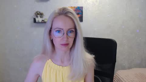 Snapshot of luckcristal chatting on May 2026 06:04:02 PM Arina online show from May 2026 06:04:02 PM