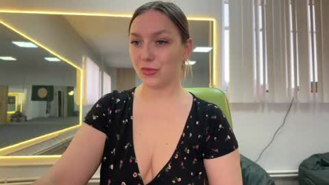 lucky_foryou_baby online show from April 2026 09:35:02 AM