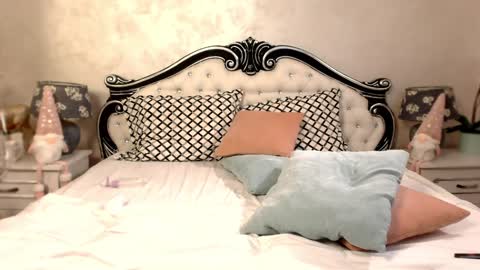 Mia online show from December 2024 08:22:02 PM