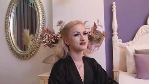 Snapshot of lucylexton chatting on February 2025 04:37:02 AM Lucy Lexton online show from February 2025 04:37:02 AM