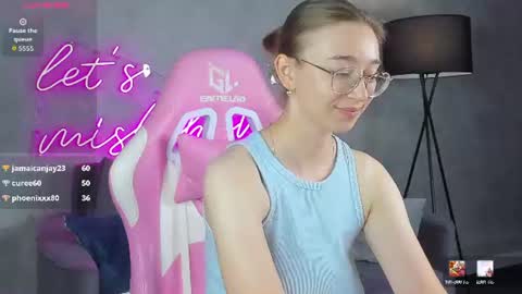 Snapshot of lucyy_green chatting on July 2026 04:19:01 AM Lucy online show from July 2026 04:19:01 AM