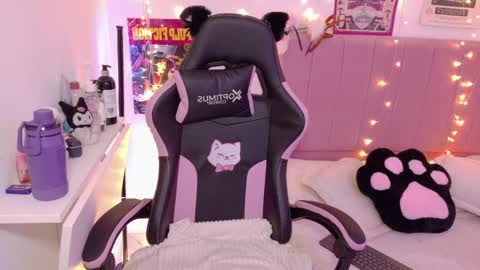 LUCYY FROM HOME  online show from April 2026 03:33:02 AM