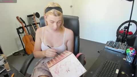 Snapshot of lucyylux chatting on October 2025 09:34:02 PM lucyylux online show from October 2025 09:34:02 PM