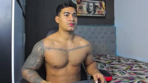 Luigi Independent model online show from November 2025 12:30:01 PM