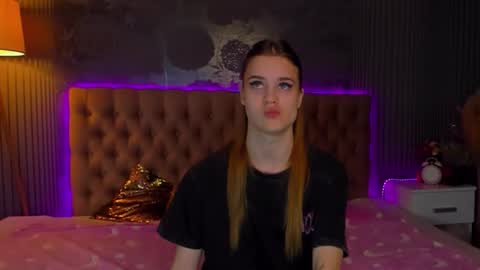 LuisaClover online show from November 2025 01:22:01 PM