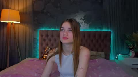 LuisaClover online show from November 2025 01:22:01 PM