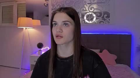 LuisaClover online show from April 2026 06:10:01 PM