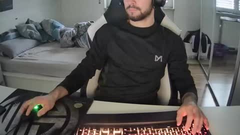 Snapshot of lukasschoetz chatting on December 2024 12:45:02 PM lukasschoetz online show from December 2024 12:45:02 PM