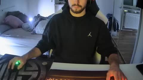 Snapshot of lukasschoetz chatting on December 2024 08:04:02 PM lukasschoetz online show from December 2024 08:04:02 PM