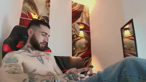 Snapshot of luke_davis01 chatting on October 2025 03:51:02 AM LUKE online show from October 2025 03:51:02 AM