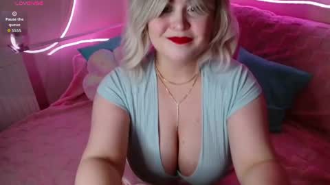 Snapshot of lulovia chatting on July 2026 10:27:01 PM lulovia online show from July 2026 10:27:01 PM