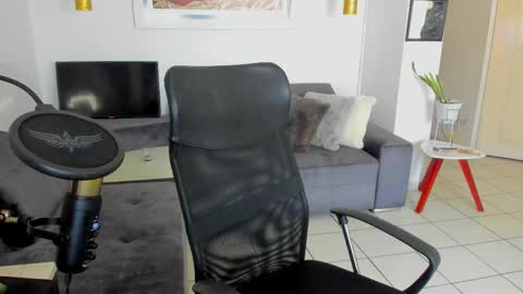 Snapshot of lulu_lopez chatting on February 2025 02:43:01 PM Lau  online show from February 2025 02:43:01 PM