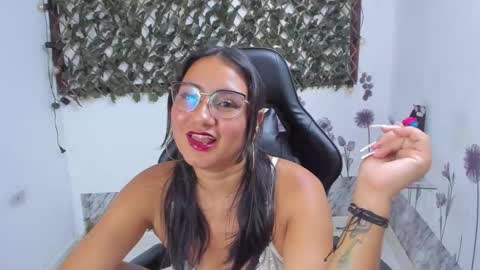 Luna  online show from December 2025 09:35:01 PM