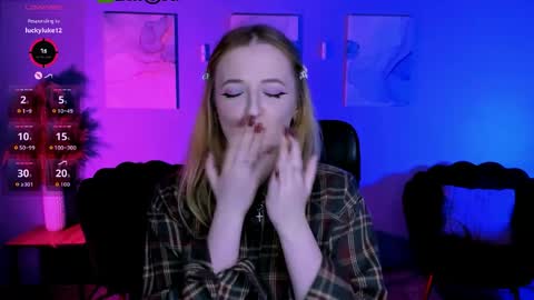 luna_berryy online show from April 2026 08:17:01 PM