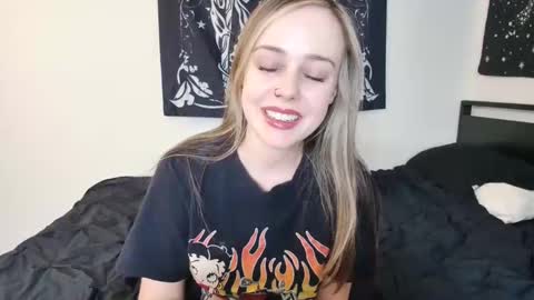 Snapshot of luna_lovelyy chatting on September 2025 09:26:01 PM Luna online show from September 2025 09:26:01 PM