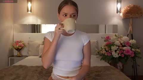 Snapshot of lunaaaura chatting on July 2026 01:49:01 AM Sophia online show from July 2026 01:49:01 AM