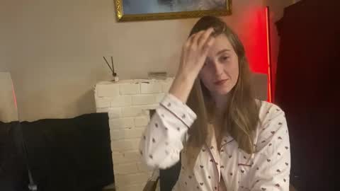 lunafeather online show from November 2025 03:57:01 PM