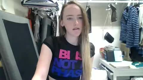 lunapixie2020 online show from January 2025 11:18:01 PM