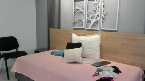 Luna  online show from January 2026 06:43:02 PM