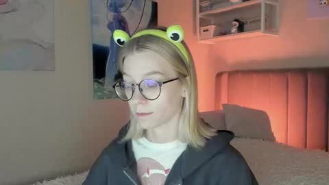 Snapshot of lunar_sofia chatting on October 2025 10:05:02 AM Sofia online show from October 2025 10:05:02 AM