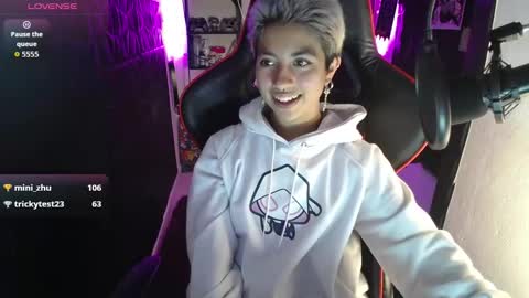 lunarichy online show from January 2026 05:27:02 PM