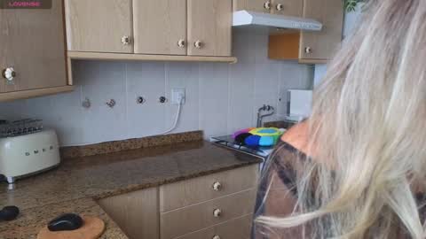 Snapshot of lunary_mix chatting on December 2024 03:31:02 PM  Luna online show from December 2024 03:31:02 PM