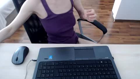 lunavibe_ online show from July 2026 11:34:01 AM