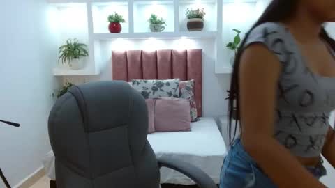 Luni Love online show from March 2026 07:19:01 PM