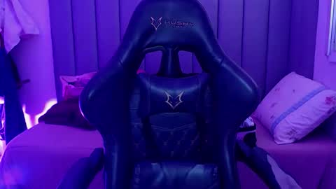 Snapshot of luuuh011s chatting on December 2025 02:37:01 PM luuuh011s online show from December 2025 02:37:01 PM