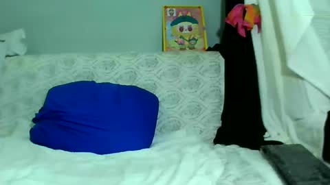 Snapshot of luvu4everxxx chatting on February 2025 03:23:02 AM Bee Bee online show from February 2025 03:23:02 AM