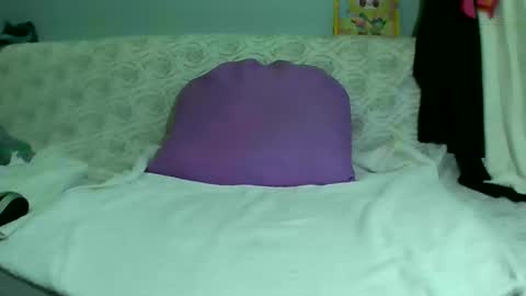 Snapshot of luvu4everxxx chatting on February 2025 03:25:01 AM Bee Bee online show from February 2025 03:25:01 AM