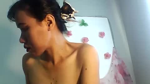 Snapshot of luvu4everxxx chatting on November 2025 01:48:02 AM Bee Bee online show from November 2025 01:48:02 AM