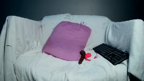 Snapshot of luvu4everxxx chatting on July 2026 02:37:02 AM Bee Bee online show from July 2026 02:37:02 AM
