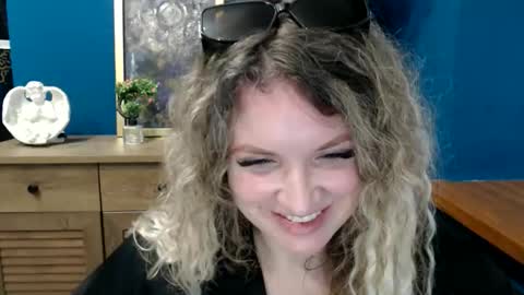Snapshot of luxdonna chatting on May 2026 07:05:01 AM Donna online show from May 2026 07:05:01 AM