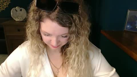 Snapshot of luxdonna chatting on June 2026 06:52:02 AM Donna online show from June 2026 06:52:02 AM