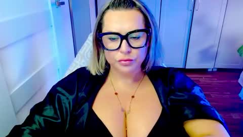 Snapshot of luxxx_diana chatting on May 2026 05:24:02 AM Diana online show from May 2026 05:24:02 AM
