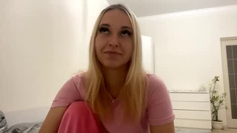 Mia online show from October 2025 04:27:02 PM