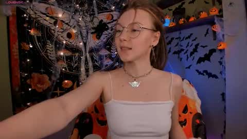 Lyra online show from October 2025 10:30:01 AM