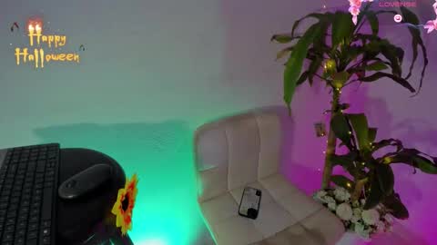 Snapshot of m1lk_choc chatting on October 2025 09:35:02 PM Mila online show from October 2025 09:35:02 PM